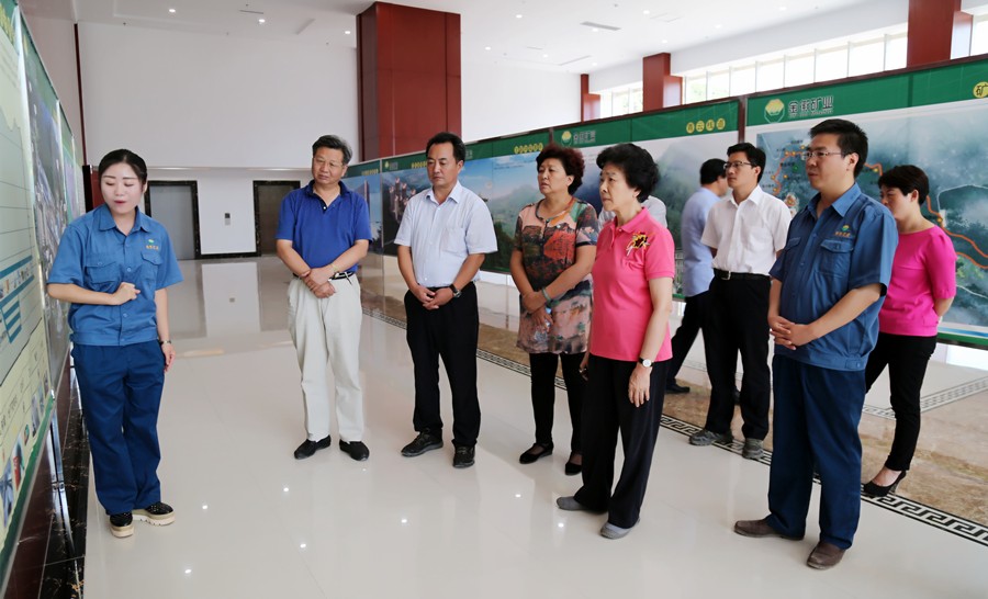 1-2015年8月，全國政協(xié)副主席、中國科學院院士王志珍一行蒞臨金徽股份調(diào)研。.jpg