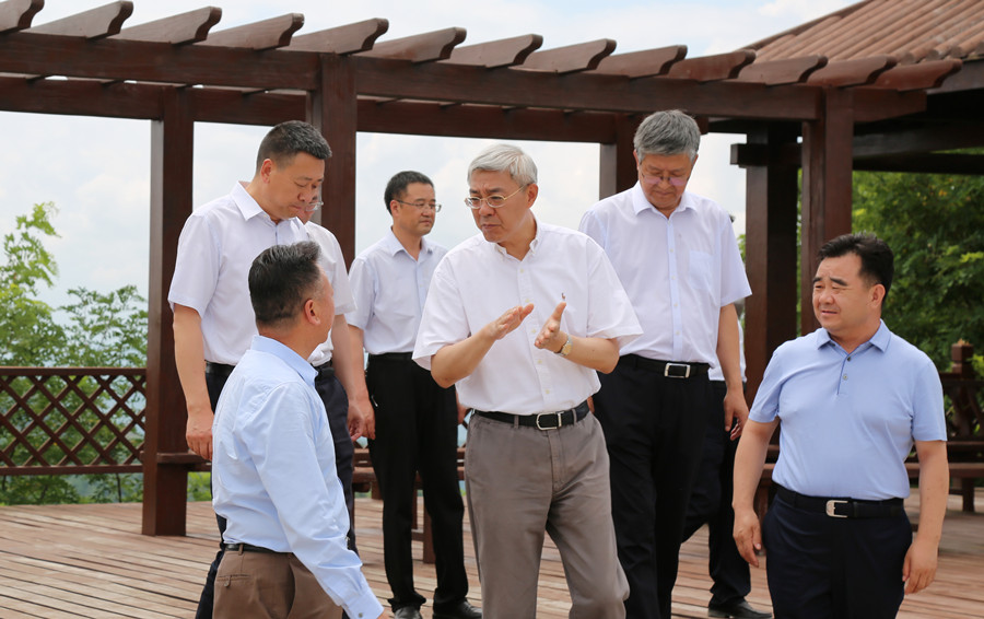 7-2021年7月，中共中央委員、時任甘肅省委書記尹弘蒞臨金徽股份調(diào)研指導防災減災和綠色礦山建設情況。.jpg