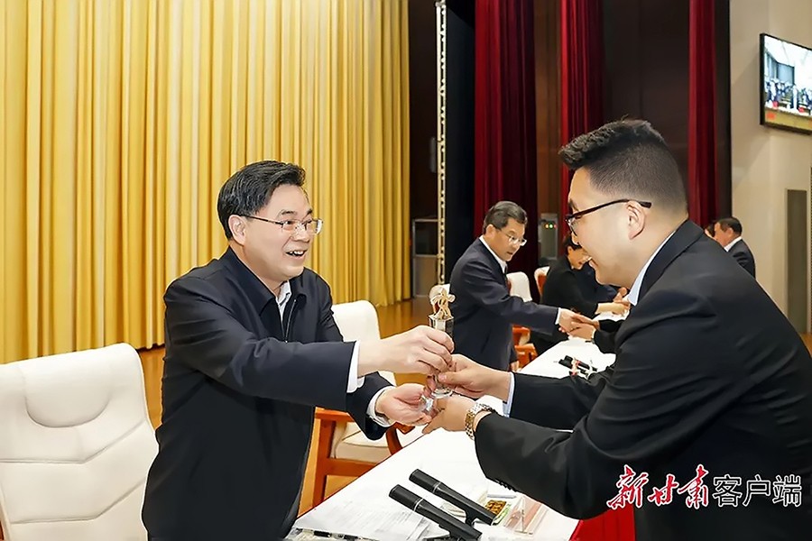 2-2023年5月，省委書記、省人大常委會主任胡昌升為金徽礦業(yè)旅游景區(qū)授“全省文化旅游發(fā)展突出貢獻集體獎”。.jpg