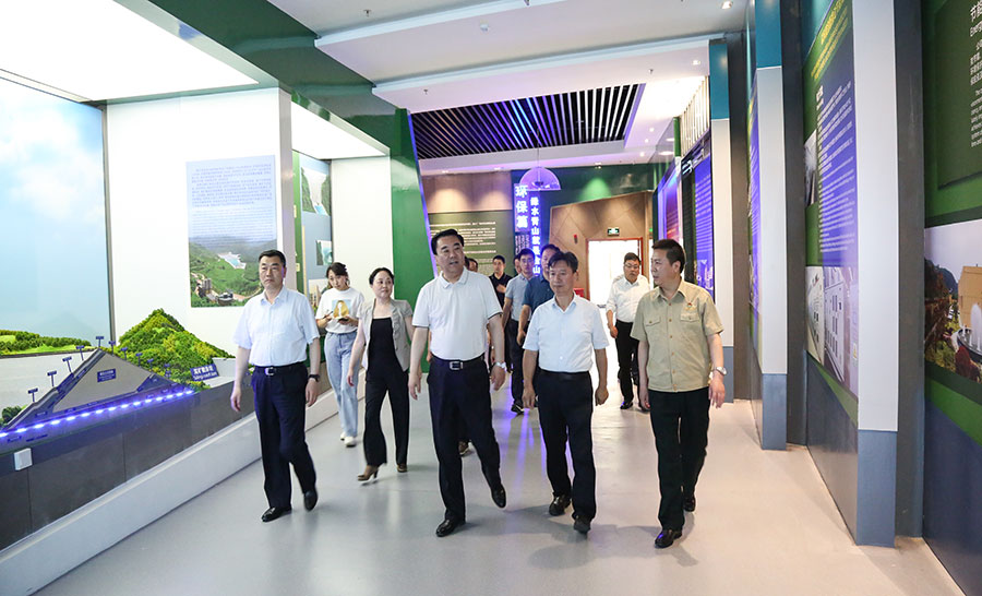 14-2021年6月，時任省委常委、省委統(tǒng)戰(zhàn)部部長馬廷禮蒞臨金徽股份調(diào)研。.jpg