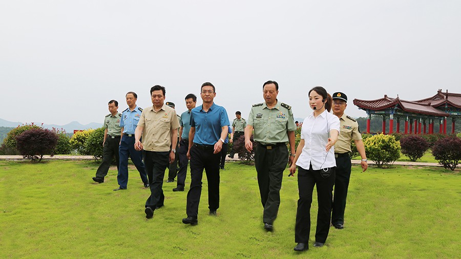 17-2020年7月，省委常委、省軍區(qū)司令員王文清蒞臨金徽股份調(diào)研企業(yè)編兵和綠色礦山建設工作是表示：金徽股份將民兵作為企業(yè)應急救援力量的一員，充分發(fā)揮了民兵作用，立起了在企業(yè)編兵的標桿。.jpg