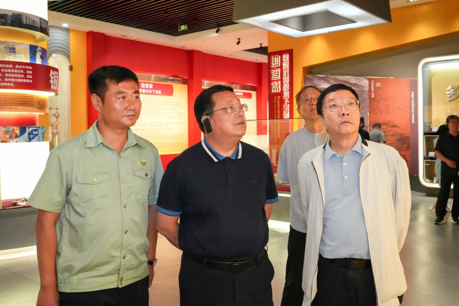 2024.06.23全國政協(xié)委員、 陜西省政協(xié)副主席、民建陜西省委會主委李忠民蒞臨金徽股份調(diào)研.jpg