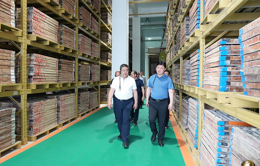 51-2022年6月，省農(nóng)業(yè)農(nóng)村廳一級巡視員朱寶瑩蒞臨金徽股份調(diào)研綠色礦山建設工作。.jpg
