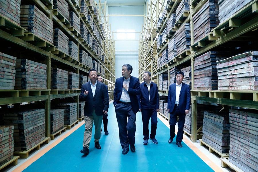 55-2019年4月，全國綠色礦山建設標準解讀與經(jīng)驗交流研討會——綠色礦業(yè)發(fā)展萬里行（隴南站）活動在金徽股份舉辦。中國礦業(yè)聯(lián)合會黨委書記、會長彭齊鳴出席主持會議，并就金徽股份的綠色礦山建設情況進行調(diào)研。.jpg