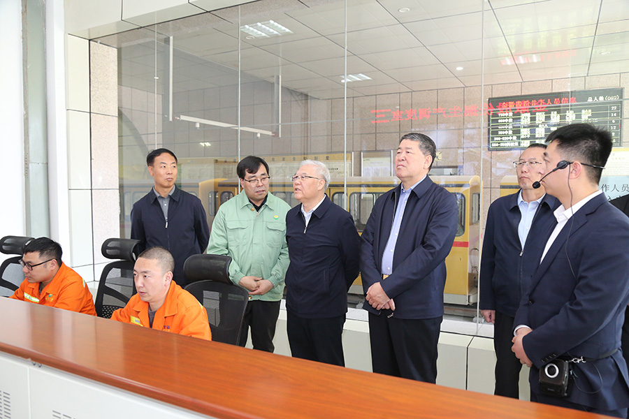 全國政協(xié)常委，省政協(xié)副主席，民進中央常委、甘肅省主委尚勛武調(diào)研金徽股份時強調(diào)，要加強科技創(chuàng)新與人才培養(yǎng)。-900.jpg