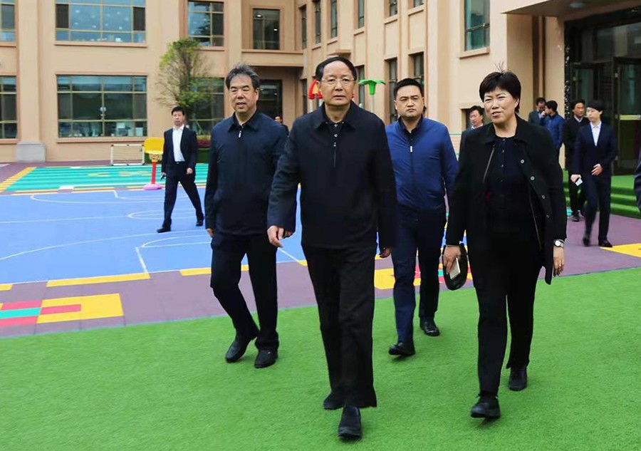 5.2018年4月，時任省政協(xié)主席、黨組書記歐陽堅蒞臨金徽企業(yè)視察-900.jpg